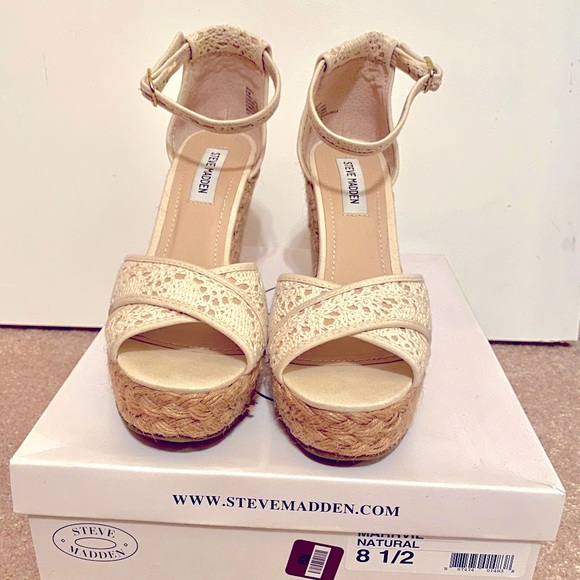 Steve Madden, high wedge, white lace, rope design on wedge. - Picture 2 of 4